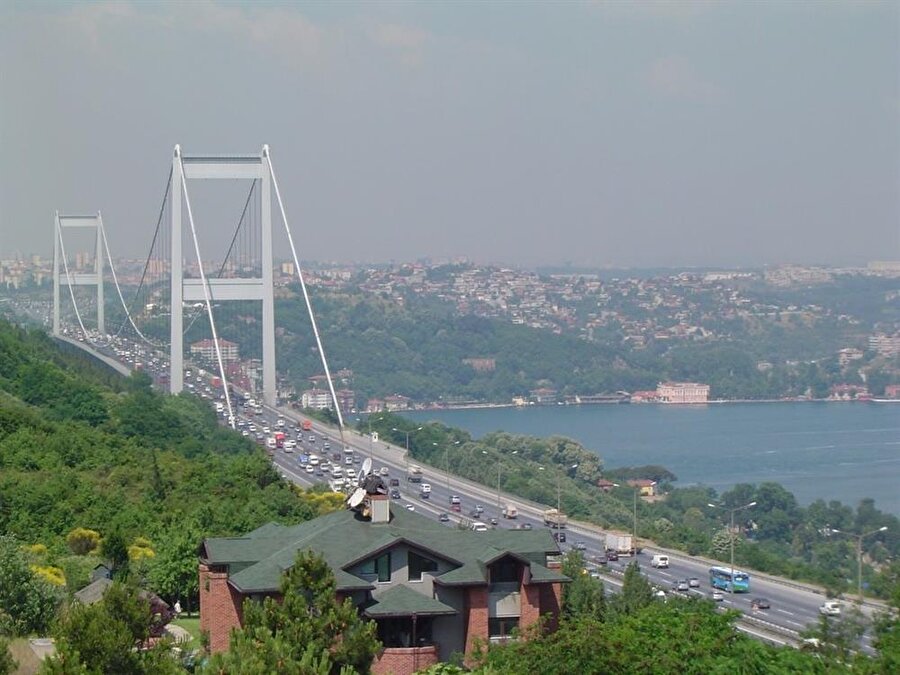Fatih Sultan Mehmet Köprüsü, İstanbul'da Kavacık ile Hisarüstü arasında, Asya ile Avrupa'yı Boğaziçi Köprüsü'nden sonra ikinci kez bağlayan asma köprü.