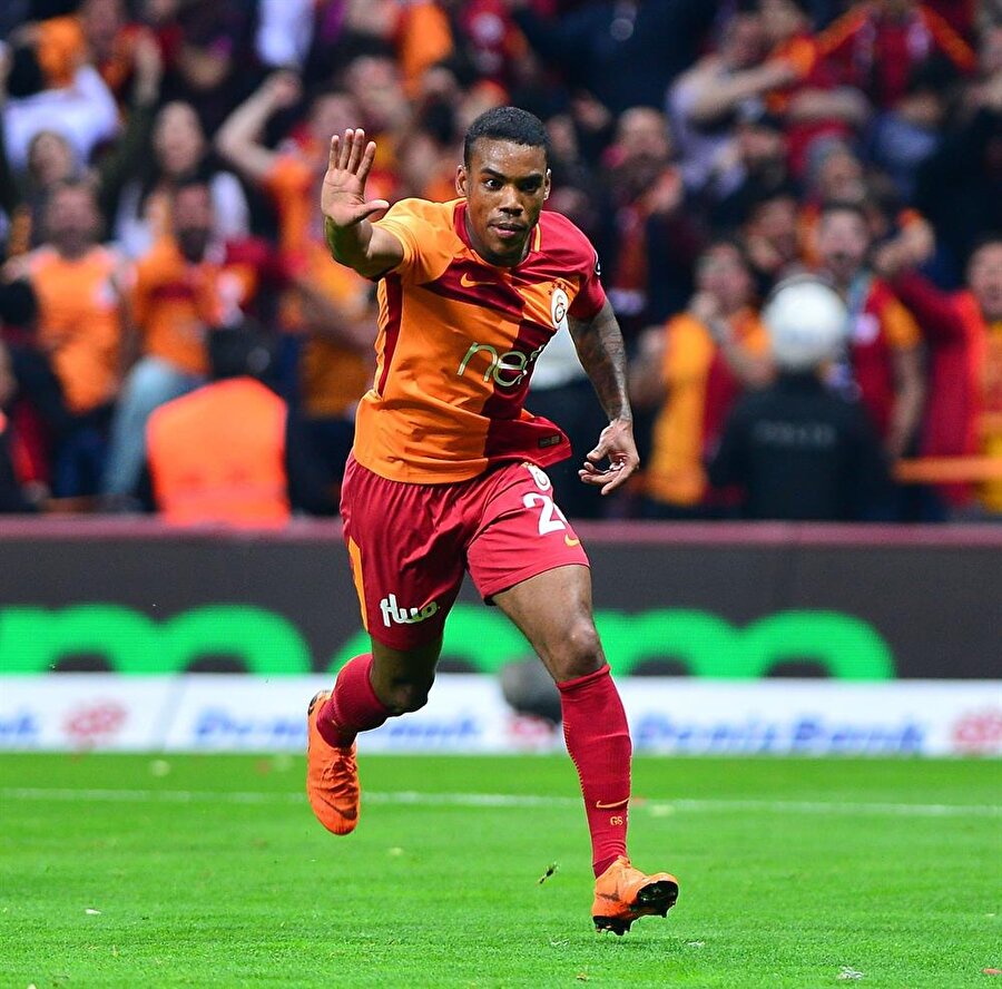 Yetenekli futbolcu geçtiğimiz sezon Galatasaray formasıyla çıktığı 40 maçta 10 kez ağları havalandırdı.