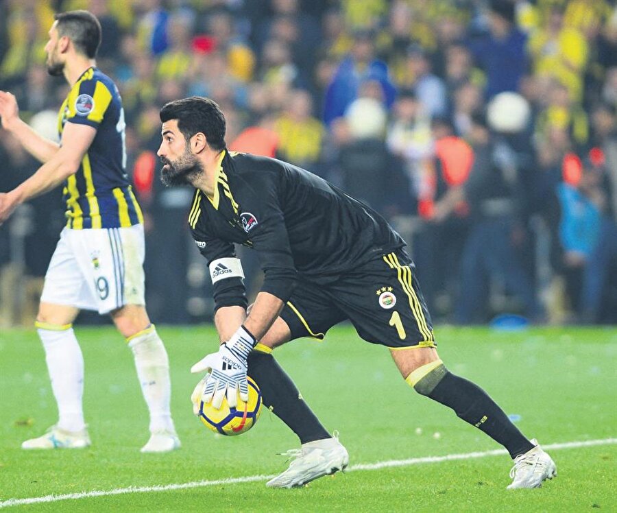 2002'de Fenerbahçe'ye transfer olan Volkan Demirel, sarı-lacivertli forma altında 490 maça çıktı.