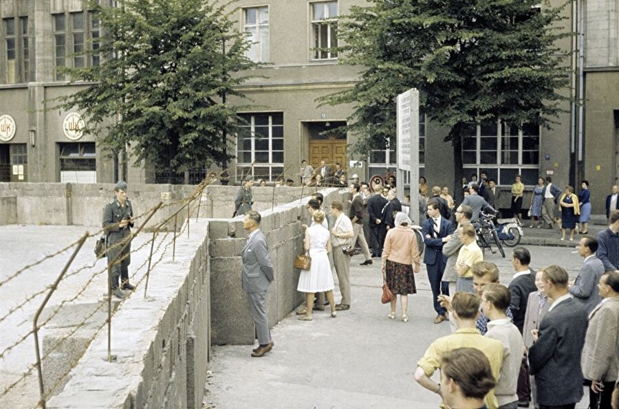 Berlin halkı Kreuzberg/Mitte sınırında inşası yeni başlayan duvarı izliyor. (Ağustos 1961)