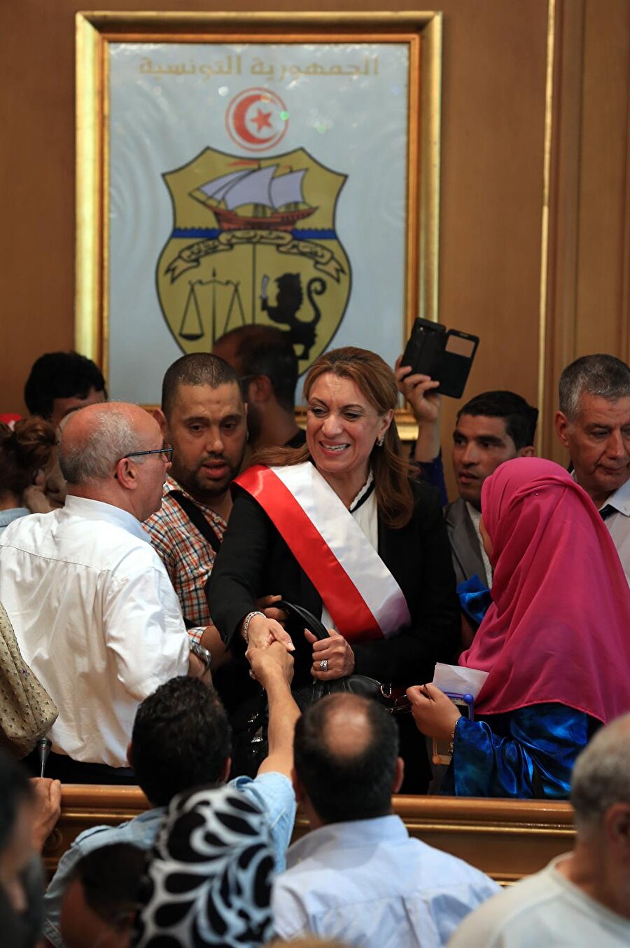 Başkent Tunus'un ilk kadın belediye başkanı seçilen Suad Abdurrahim, tebrikleri kabul ediyor. (Yassine Gaidi / AA)
