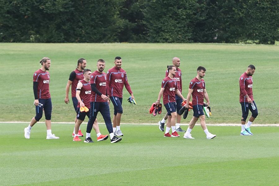 Bordo-mavili futbolcular hırslarıyla teknik direktör Karaman'ın yüzünü güldürüyor.