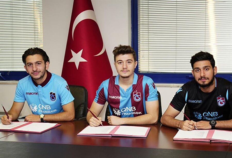 Altı futbolcu profesyonel sözleşme imzaladı. 