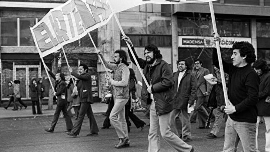 Victor Jara'nın (sağda) son fotoğrafı olduğu düşünülen bu fotoğraf, darbeden bir hafta önce Allende yanlısı bir gösteride çekilmişti.