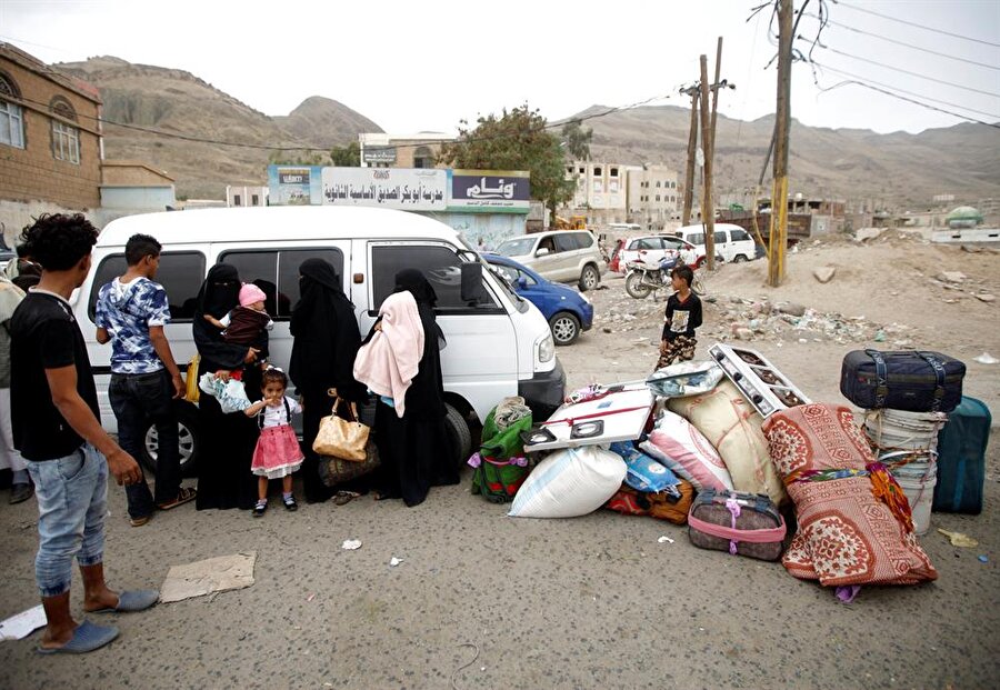 Şehri terk eden Yemenlilerin bir kısmı Sanaa yakınlarındaki yerleşim birimlerine yöneliyor. (Mohamed Al-Sayaghı / AA)