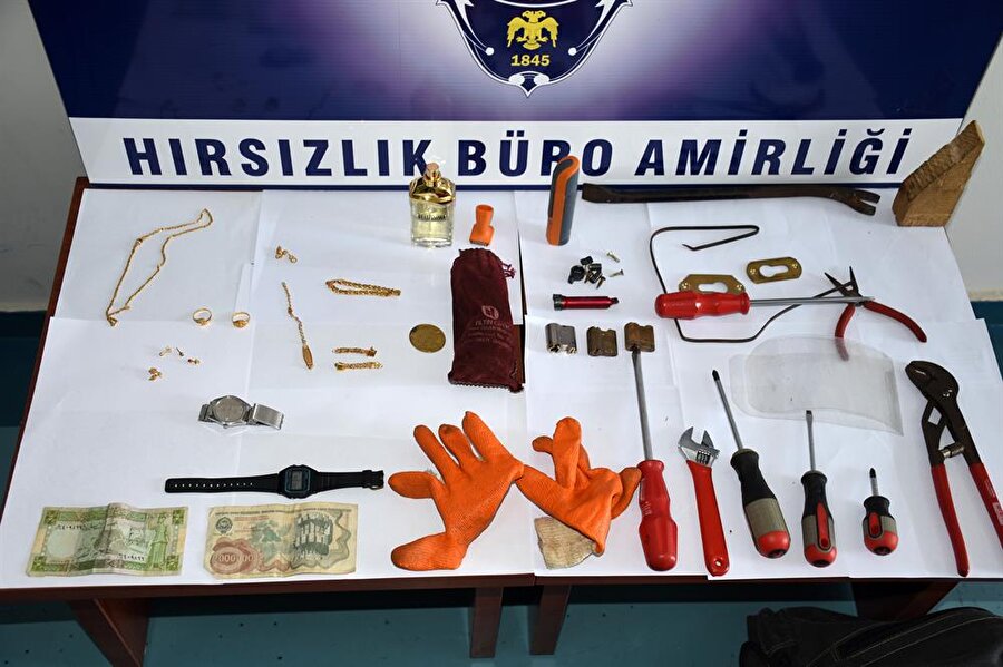 Adana'da, hırsızlık için girdiği evden çıkarken polise yakalanan ancak ev sahibinin yakını olduğunu öne sürerek kurtulmaya çalışan zanlı tutuklandı.