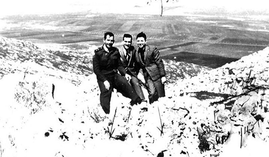 Kemal Emin Sâbit ve beraberindeki Suriyeli askeri yetkililer, Golan Tepeleri'nde. Arkada Suriye toprakları uzanıyor.