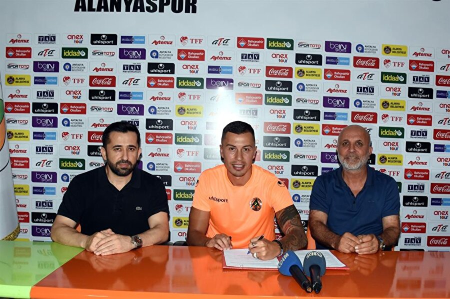 Emre Güral geçtiğimiz sezon Antalyaspor formasıyla 28 maça çıktı. Deneyimli futbolcu söz konusu mücadelelerde 8 kez ağları havalandırdı. Fotoğraf: AA