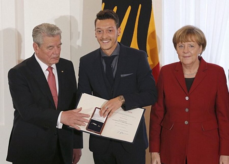Baba Özil, oğlunun Merkel ile fotoğraflarının da bulunduğunu hatırlattı. 