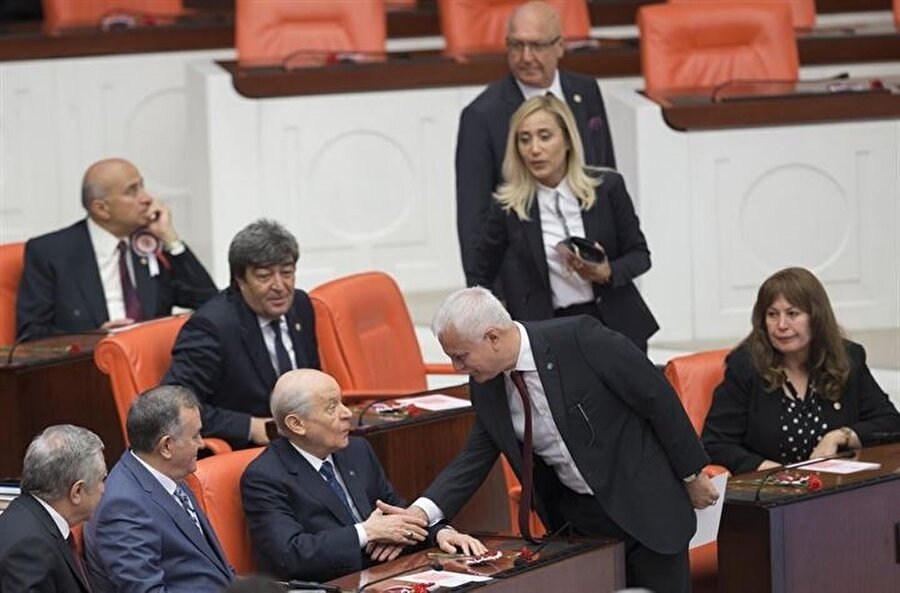 İYİ Parti Ankara Milletvekili Koray Aydın da Bahçeli ile tokalaştı.nn