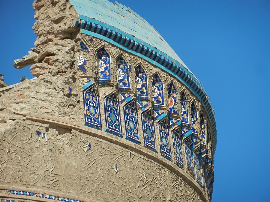 Şehirdeki tarihi eserlerin yıkıntıları bile, vaktiyle yaşanan görkemi gözler önüne sermeye yetiyor.