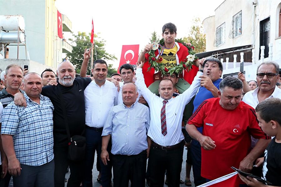 17 yaşındaki Hamza memleketinde omuzlarda taşındı.nFotoğraf: AA
