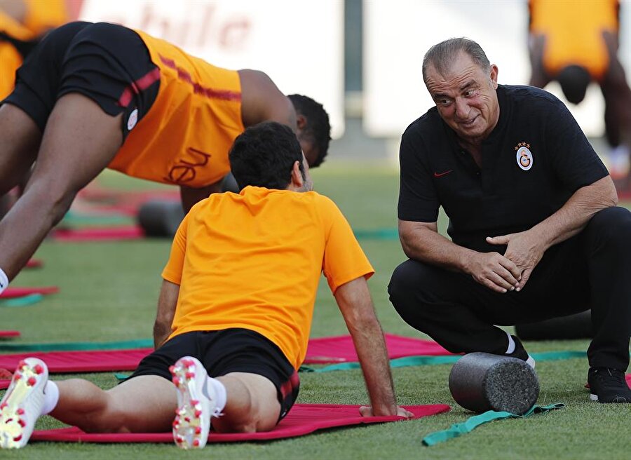 Fatih Terim çalışmalar sırasında futbolcularıyla yakından ilgileniyor.nFotoğraf: AA