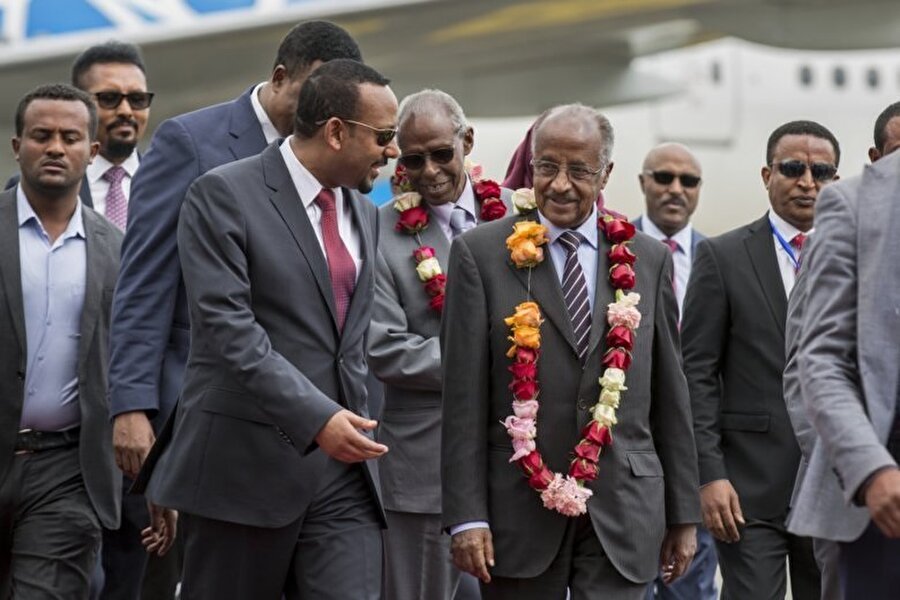 Etiyopya-Eritre yakınlaşması, Eritre Dışişleri Bakanı Osman Sale'nin (ortada, sağda) Etiyopya'nın başkenti Adis Ababa'ya geçtiğimiz ay sonunda düzenlediği resmi ziyaretle başladı.
