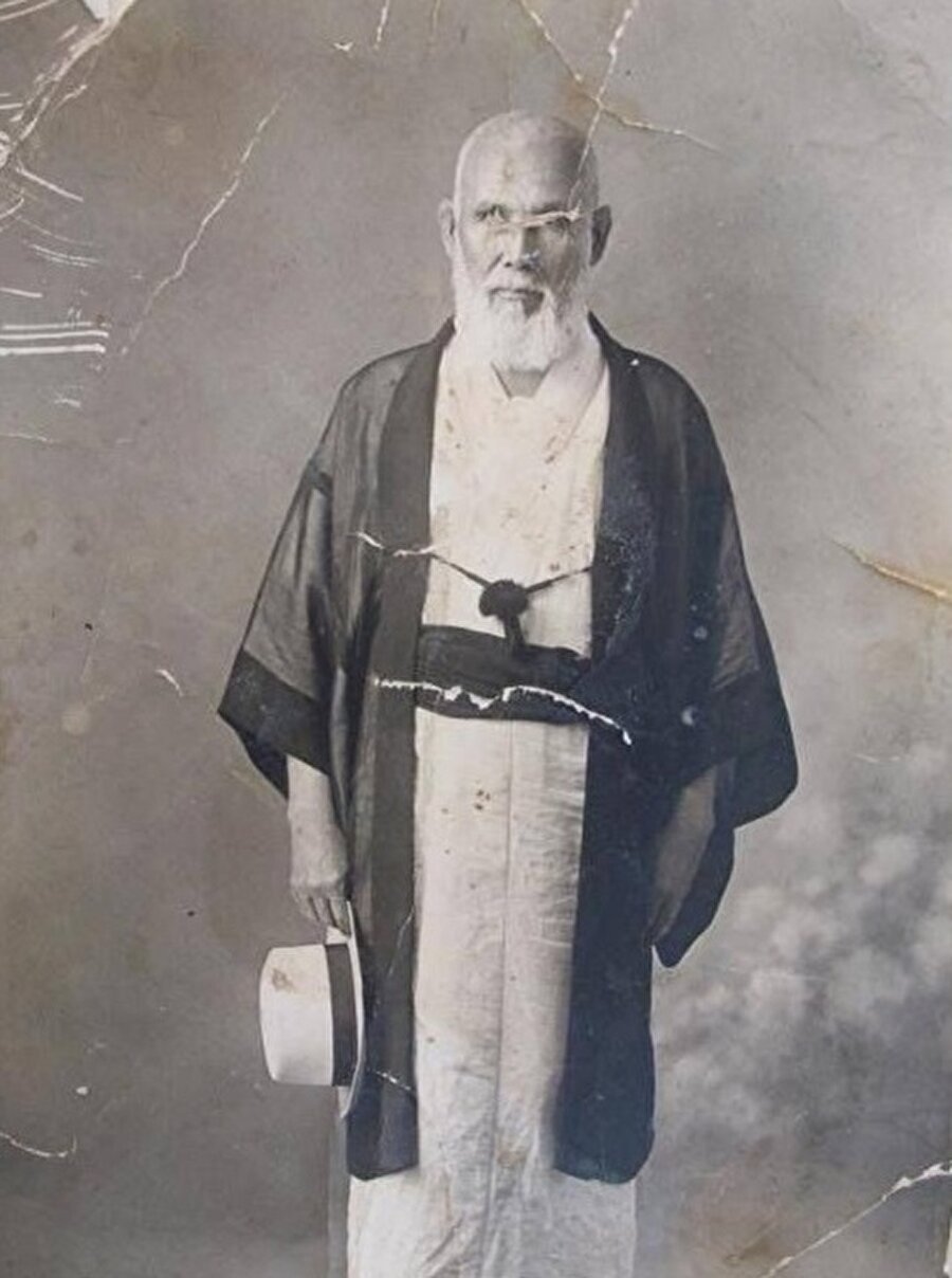 Abdurreşid İbrahim, geleneksel Japon kıyafetleriyle.
