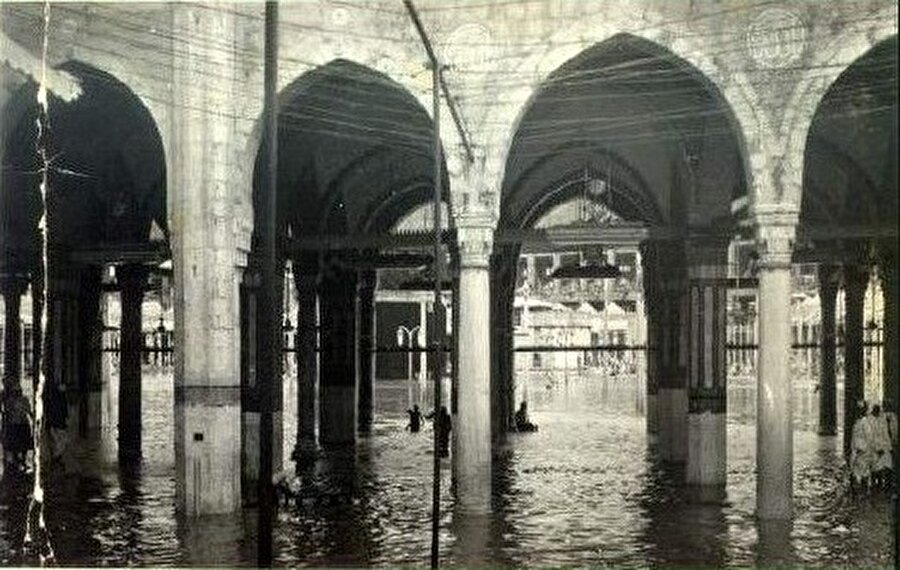 1941'deki afette sel suları, Kâbe'nin bütün tavaf alanını kaplamıştı. 