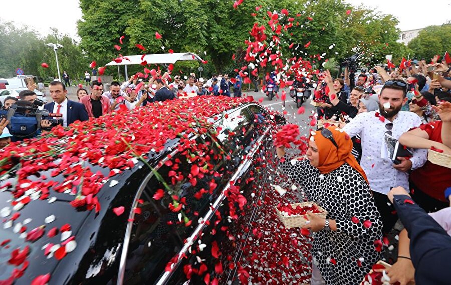 Cumhurbaşkanı Erdoğan, Mecliste çiçeklerle karşılandı.