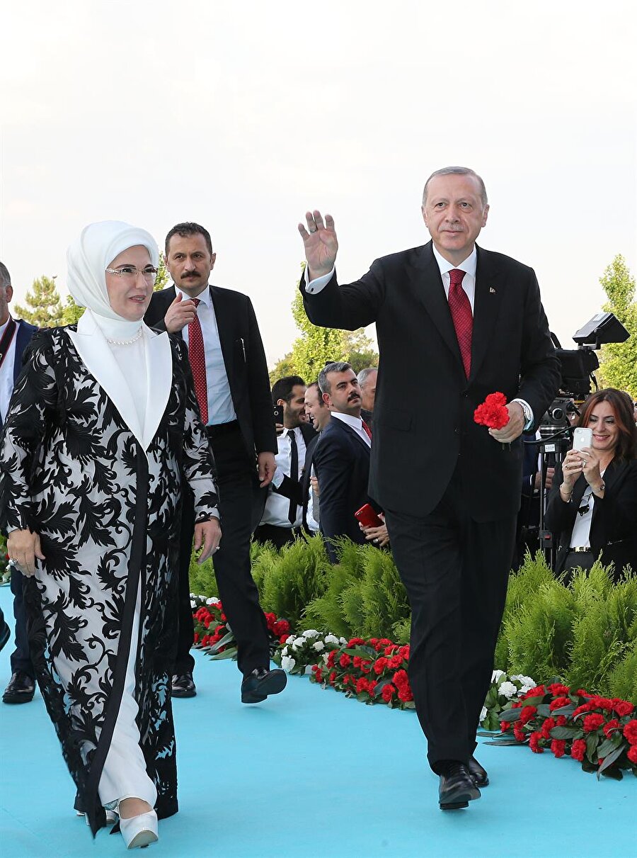 Başkan Recep Tayyip Erdoğan, Cumhurbaşkanlığı Külliyesi'nde düzenlenen "Cumhurbaşkanlığı Göreve Başlama Töreni"ne katıldı. Erdoğan'a eşi Emine Erdoğan'da eşlik etti.