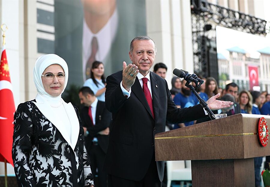 Erdoğan, "En önemli önceliklerimizden biri, maziden atiye kuracağımız güçlü köprüyle nereden geldiğini bilen, nerede durduğunun ve nereye gitmek istediğinin şuurunda nesiller yetiştirmek olacaktır." şeklinde konuştu.