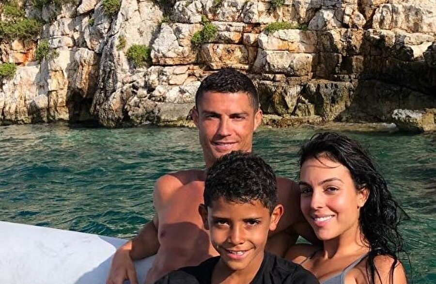 Portekiz'in 2018 Dünya Kupası'na veda etmesinin ardından Ronaldo, çocuklarını ve hayat arkadaşı Georgina Rodrıguez'le birlikte tatile çıktı.
