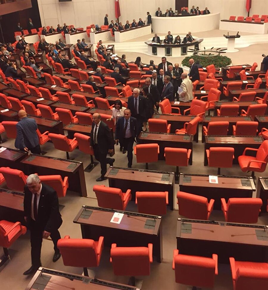 İçişleri Bakanı Soylu yemin ederken, CHP'li vekiller salonu terk etti