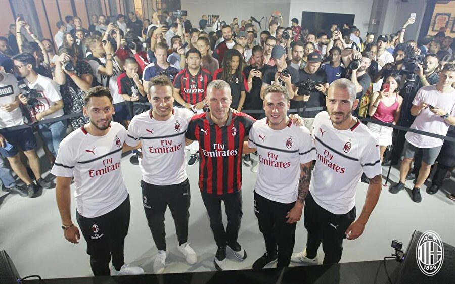 Milan yeni sezon formalarının tanıtımını gerçekleştirdi. 