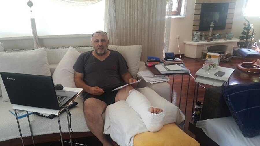 Öfkeli eş karısının evin kapılarını kitleyerek paraları alıp kaçtığını iddia ediyor.