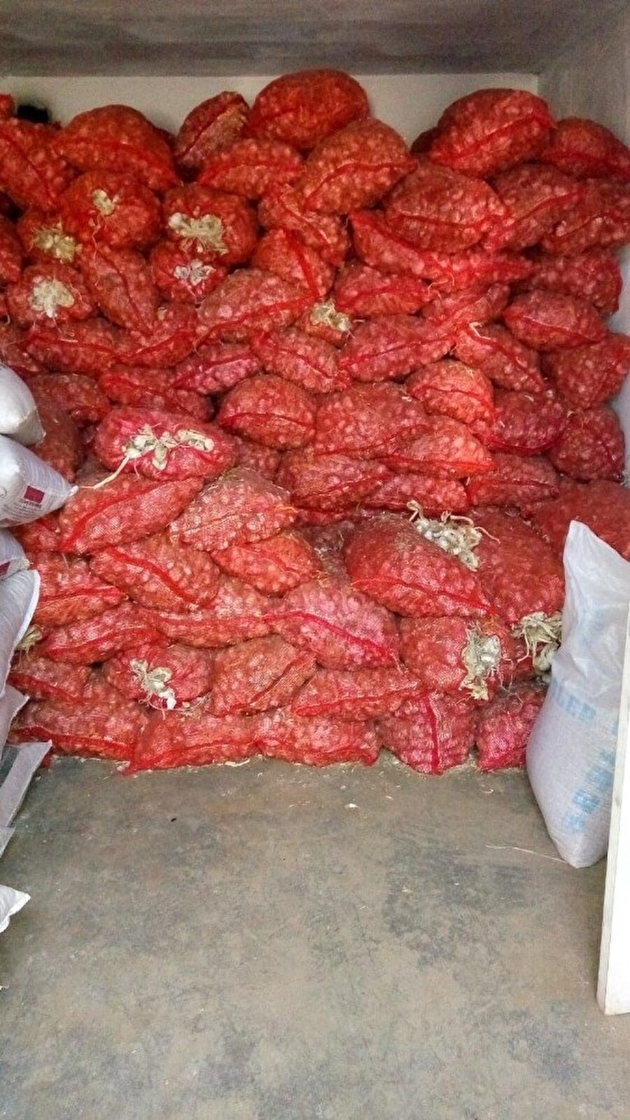 Kendisinin Kur'an-ı Kerim kurslarında ve farklı cemaatlerde hocalık yaptığını söylediği ileri sürülen K.Ç., yaptığı pazarlıklar sonucu aldığı tonlarca malzemenin parasını vermedi.
