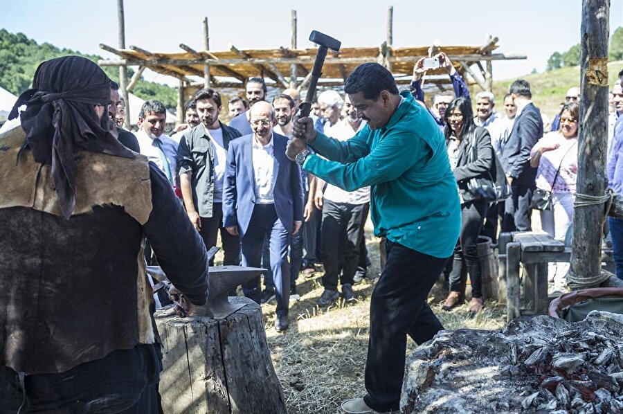 Maduro, eşi Cilia Flores ve beraberindeki heyetle dizinin yapımcısı Mehmet Bozdağ ve yönetmeni Metin Günay'dan dizi ve set çalışmaları hakkında bilgi aldı. Kendisini karşılayan oyunculara dizideki adlarıyla hitap eden ve onlarla şakalaşan Venezuela Devlet Başkanı, platodaki demirci bölümünde demir dövdü.