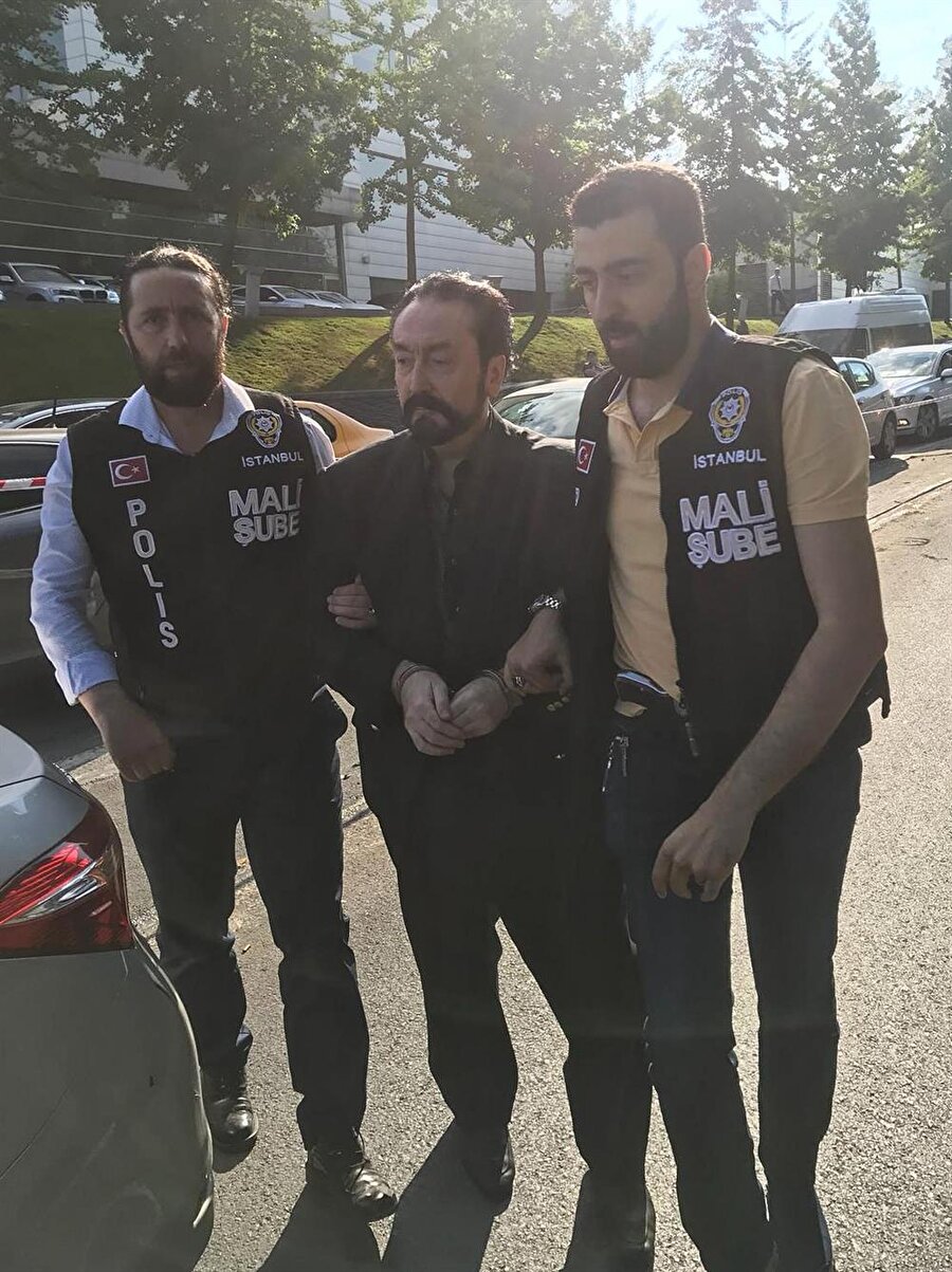 İstanbul merkezli 5 ilde, Adnan Oktar suç örgütü üyesi oldukları iddiasıyla haklarında gözaltı kararı çıkartılan 235 kişinin yakalanması için operasyon başlatıldı. Operasyonda Adnan Oktar gözaltına alındı.