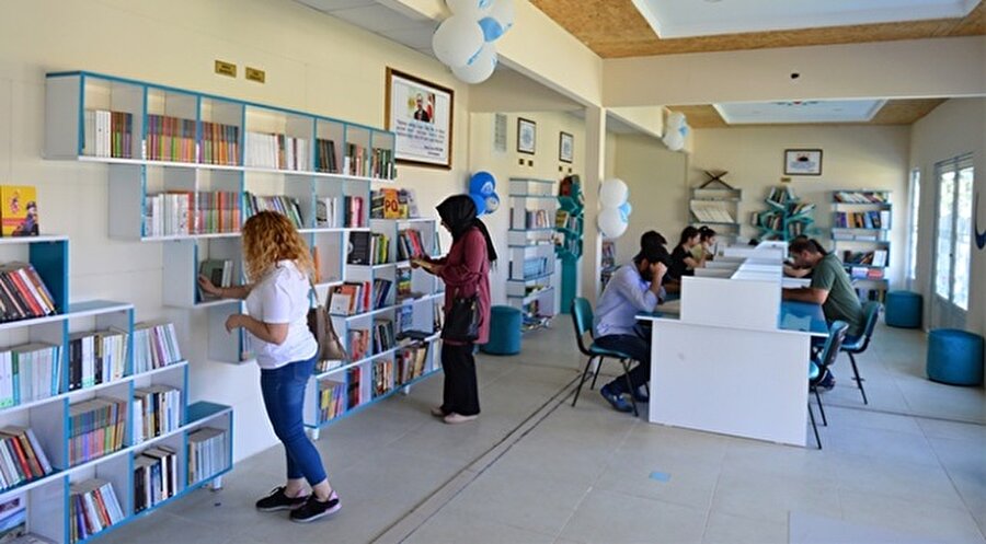 Yediden yetmişe her kesimden vatandaşın uğrak noktası haline gelen kıraathanede, kütüphane, dinlenme alanları, çocuklar için oyun parkı ve bilgisayar odası yer alıyor.