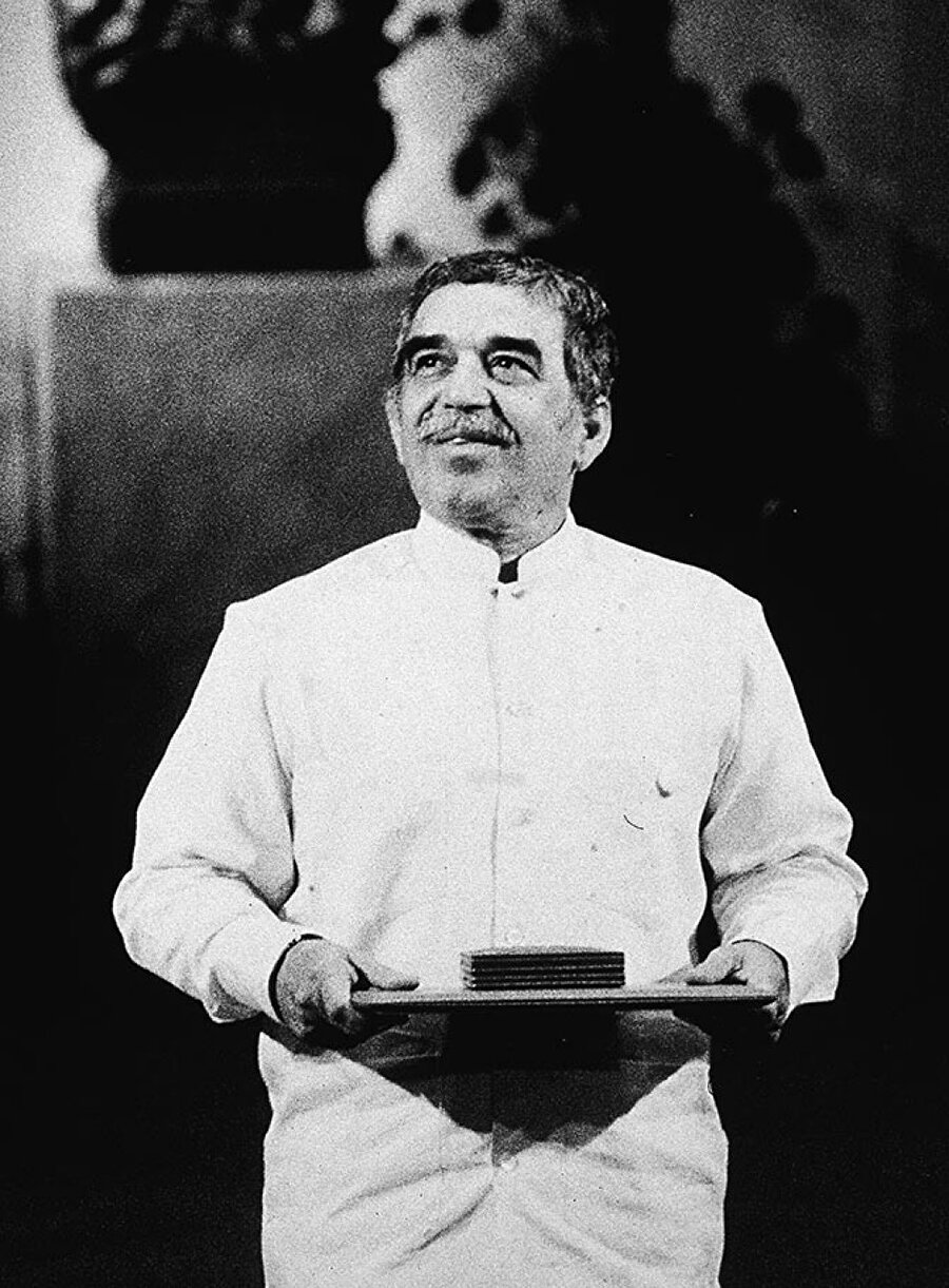 Gabriel Garcia Marquez yazdığı kitaplarla dünya edebiyatına damgasının vurduğu için 1982 yılında Nobel Edebiyat Ödülü'ne layık görüldü.