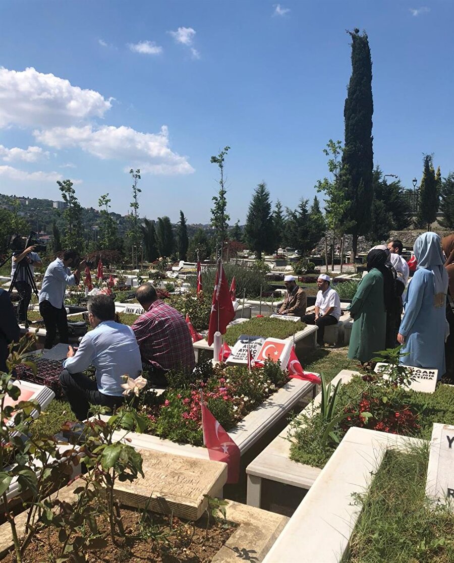 Albayrak Medya çalışanları, şehit Mustafa Cambaz'ı kabri başında andı