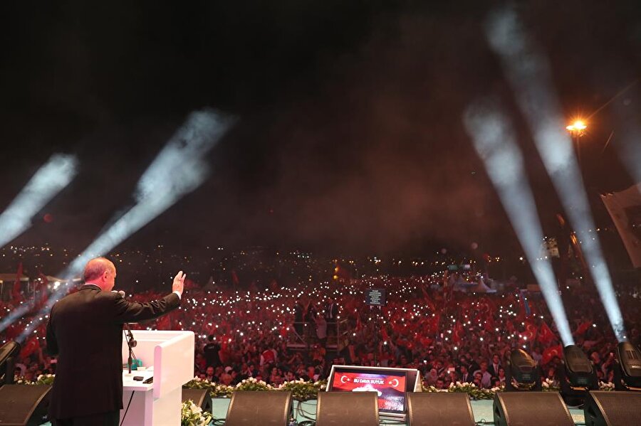 Başkan Recep Tayyip Erdoğan'ın katıldığı tören alanını, binlerce vatandaş ay-yıldızlı bayraklarla doldurdu.