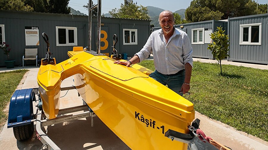 Aracın otonom olarak planlanmış rota ve çalışma alanlarında verilen görevi yapıp dönebildiğini, manuel olarak da uzaktan kumanda edilerek çalışabildiğini anlatan Arıkök, "Kaşif" ismi verilen aracın hedeflenen amaca yönelik üzerine takılan sensörlerle bilgi topladığını, 1 metre ile 100 metre derinlik arasında tarama yapabildiğini ifade etti.