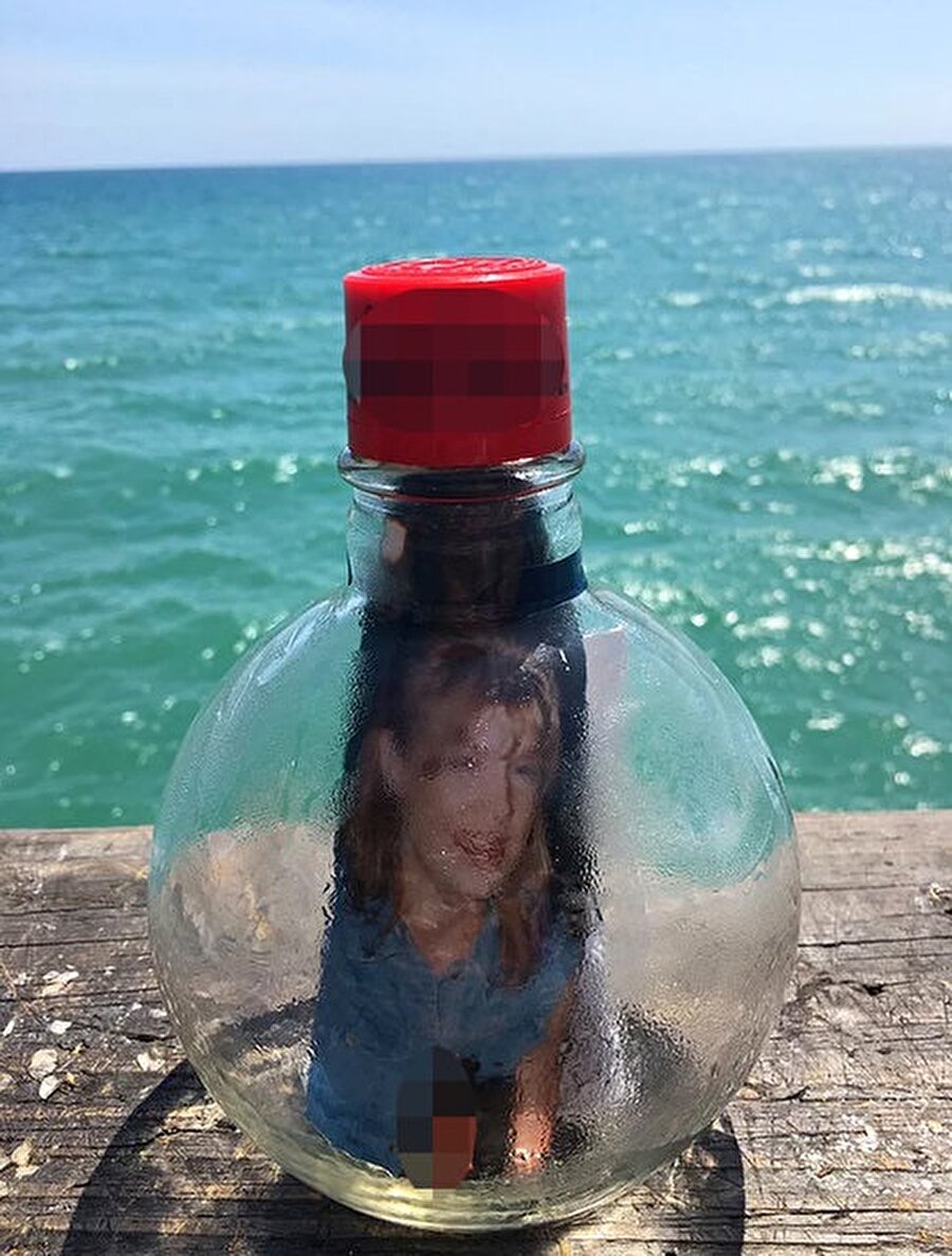 İki kardeş annelerinin ölümünden sonra, içinde annelerinin fotoğrafı bulunan bir şişeyi denize attılar.