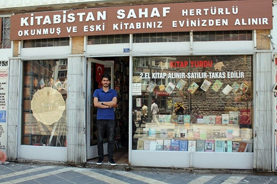 Yüksel'in Kayseri Kaleiçinde sahaf dükkanı bulunuyor.