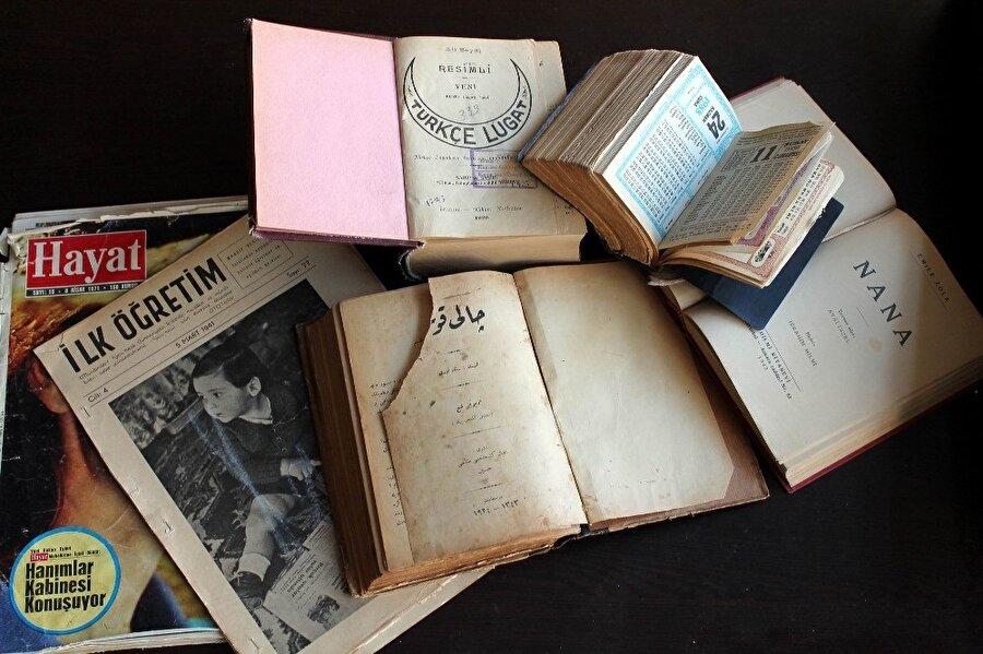 Yüksel 2 bin parçalık koleksiyonuna çöpten bulduğu Emile Zola'nın Anna kitabıyla başladı.