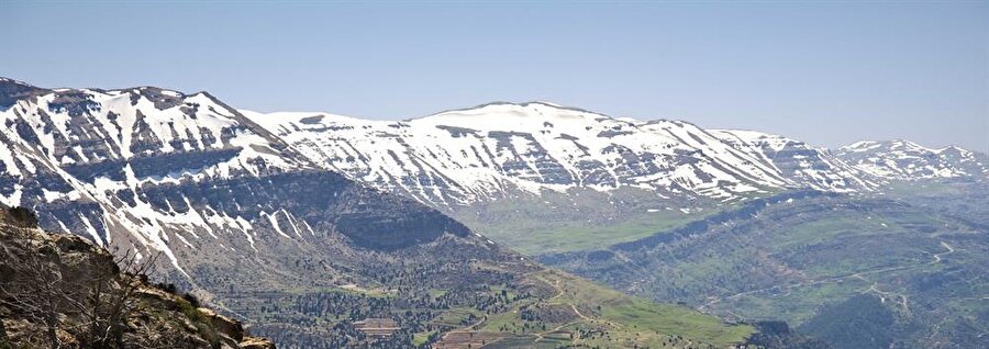 Lübnan'daki dağların zirvelerini, yılın birçok mevsiminde bembeyaz karlarla kaplı görmek mümkündür.