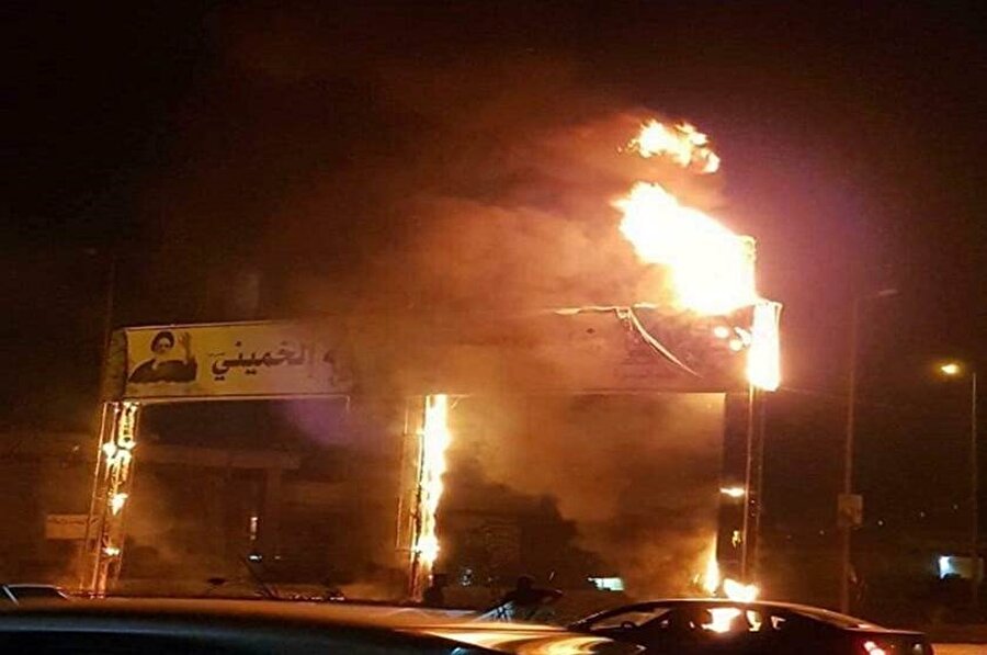 Basralı bir grup Şii, üzerinde Ayetullah Humeyni'nin bulunduğu bir posteri ateşe verdi.