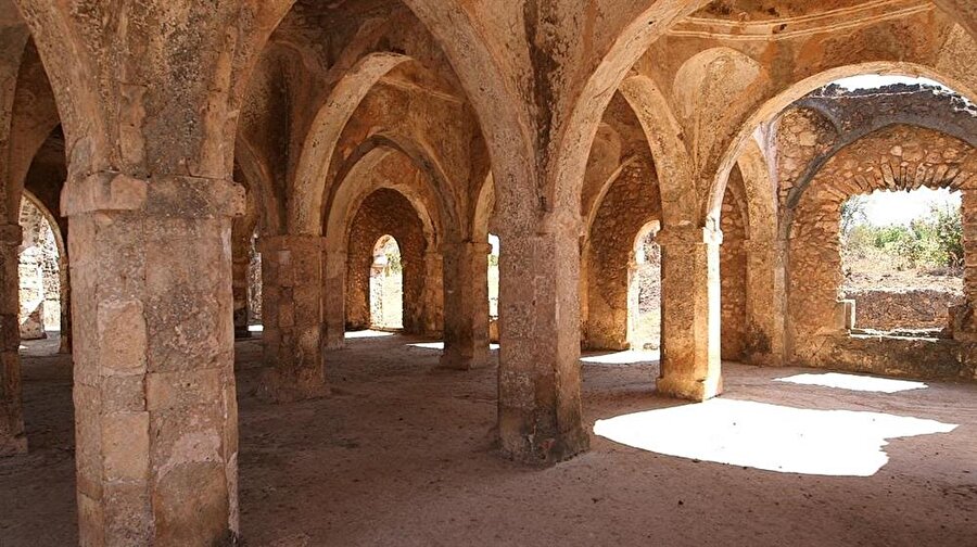Kemer ve kirişler ile bezenmiş Kilva Camii'nin üstü tamamen kapalıdır ve bir bahçesi yoktur.