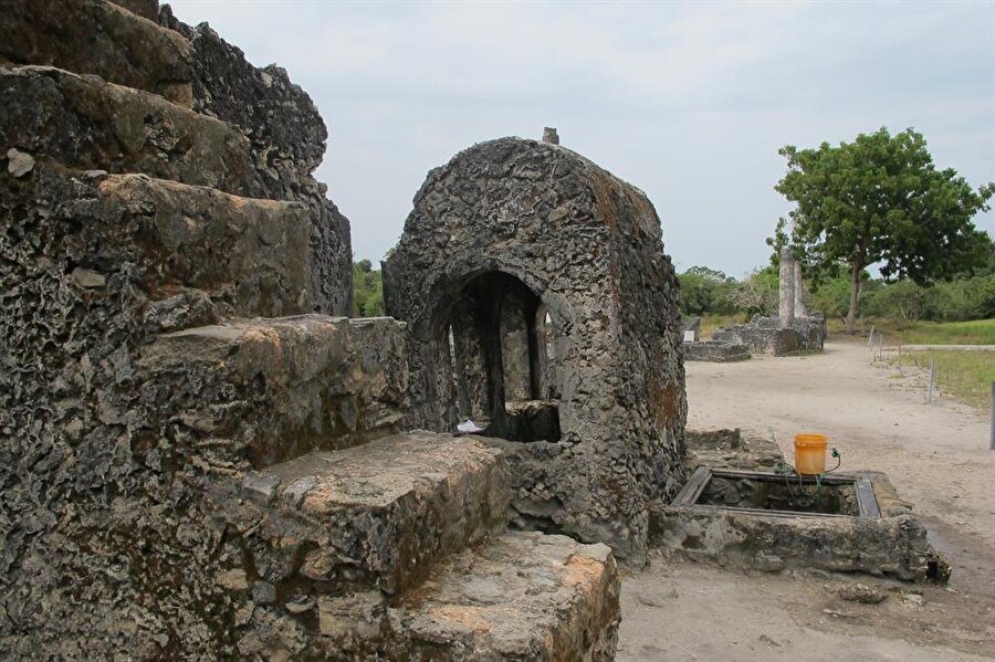 Bagamoyo Camii'nin bahçesinde bulunan mezarların yazıtları da araştırmacıların ilgisini çekiyor.