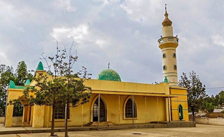 Sade bir mimari ile inşa edilmiş Necaşi Camii.