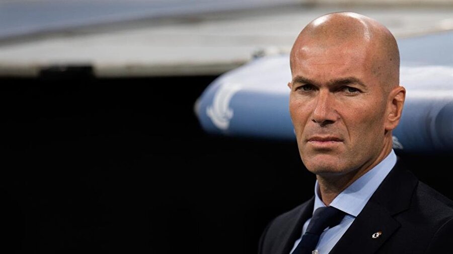 Cezayir asıllı Fransız futbolcu Zinedine Zidane emekli olmadan önce hem ülkesinin hem de dünyanın en iyi futbolcuları arasındaydı.