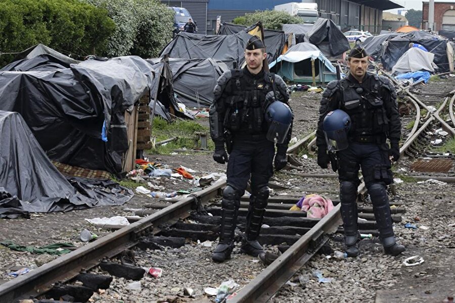 Ülkeye yasa dışı olarak giren vatandaşlar tren raylarının etrafında yaşam mücadelesi veriyor.