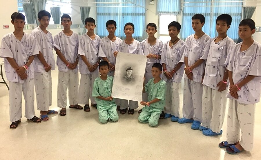 Tayland’daki su dolu bir mağaradan kurtarılan 12 çocuk ve futbol koçu, bir hafta hastanede kaldıktan sonra evlerine dönmek üzere hastaneden taburcu edildi.