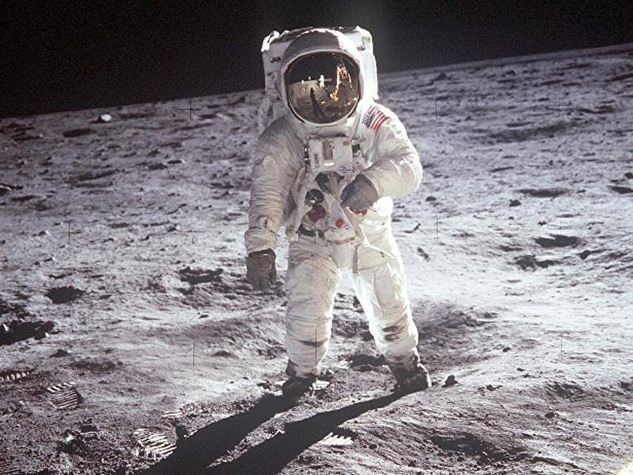 Neil Armstrong'un Ay'a ayak basmasının görüntüsü. 