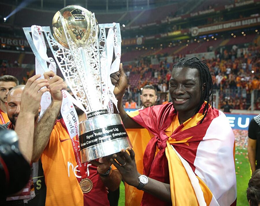 Bafetimbi Gomis, Galatasaray’da imza parası, prim ve garanti ücret dahil olmak üzere yaklaşık 5 milyon avro kazanıyor.