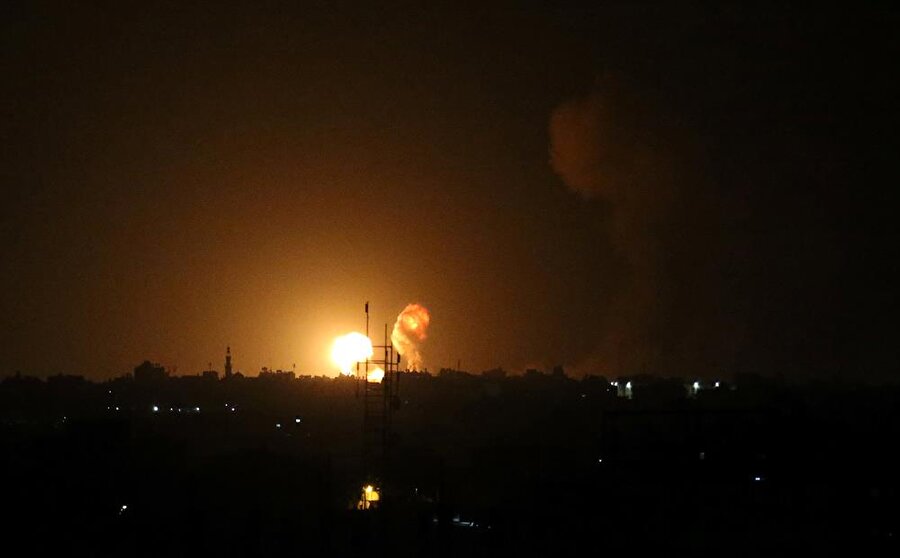 Hamas askeri noktalarını hedefleyen hava saldırıları sonucu 4 kişi hayatını kaybederken 120 kişi yaralandı. (Fotoğraf: Reuters)