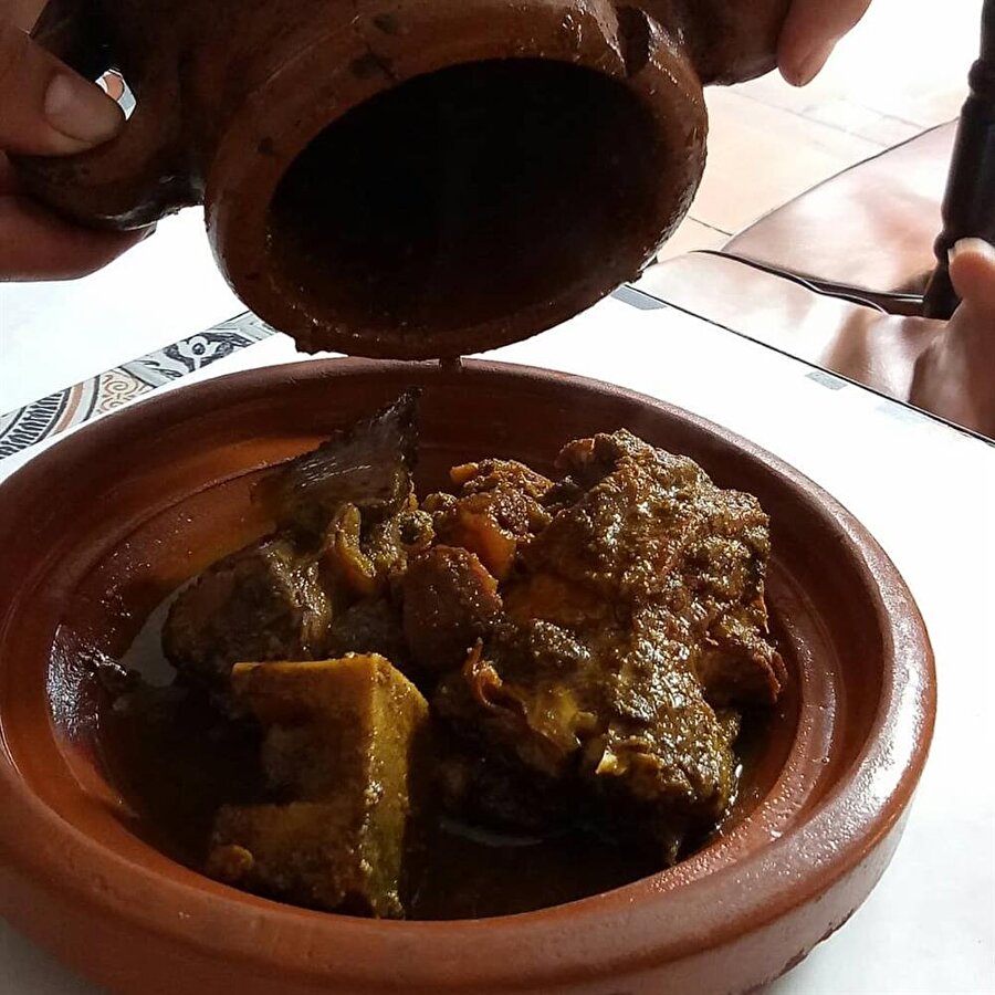 Bizdeki testi kebabına çok benzeyen tanija, Marakeş'e has bir yemek.